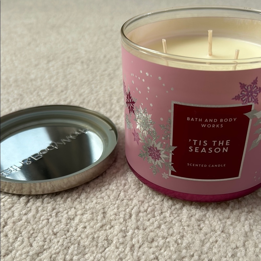 Bath and Body Works Candle. Scent-‘Tis the Season